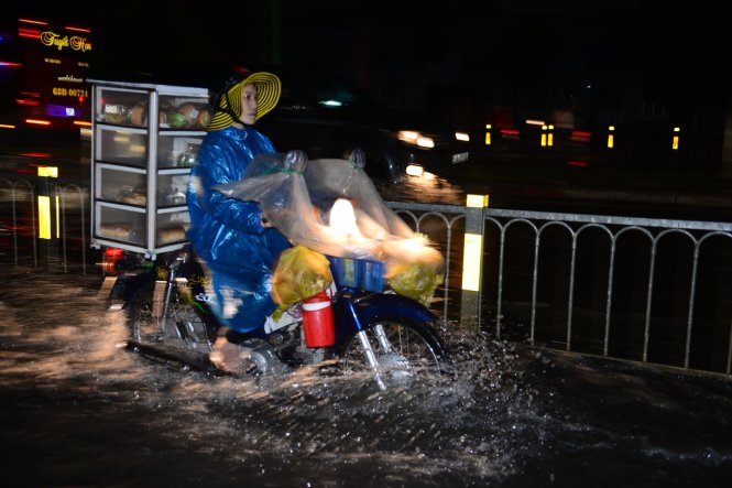 [-]Sài[-]Gòn[-]lại[-]mưa,[-]Sài[-]Gòn[-]lại[-]ngập